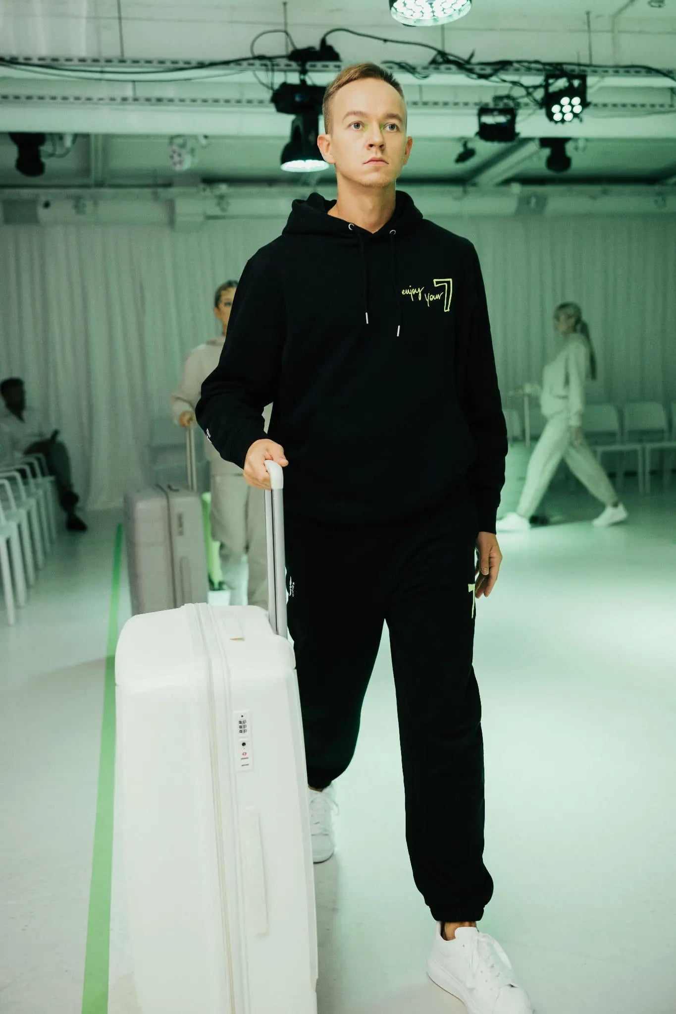 Czarna Bluza OVERSIZE z haftem Wings x Paprocki & Brzozowski UNISEX WINGS X PAPROCKI BRZOZOWSKI