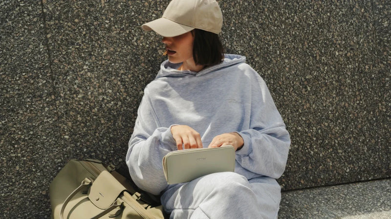 Airport look - jak ubrać się do samolotu? Dresy, bluzy i wygodne stylizacje