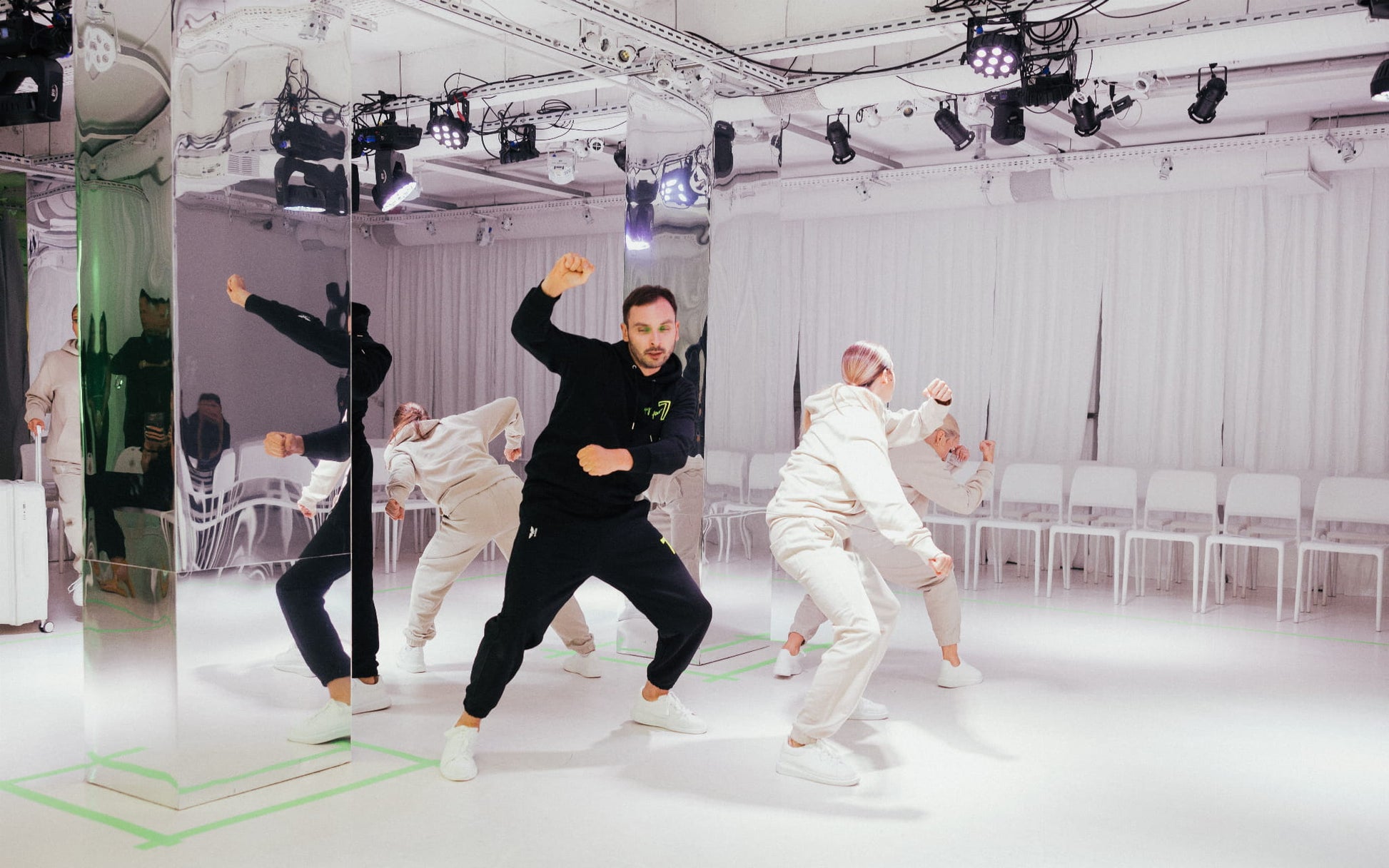 Czarna Bluza OVERSIZE z haftem Wings x Paprocki & Brzozowski UNISEX