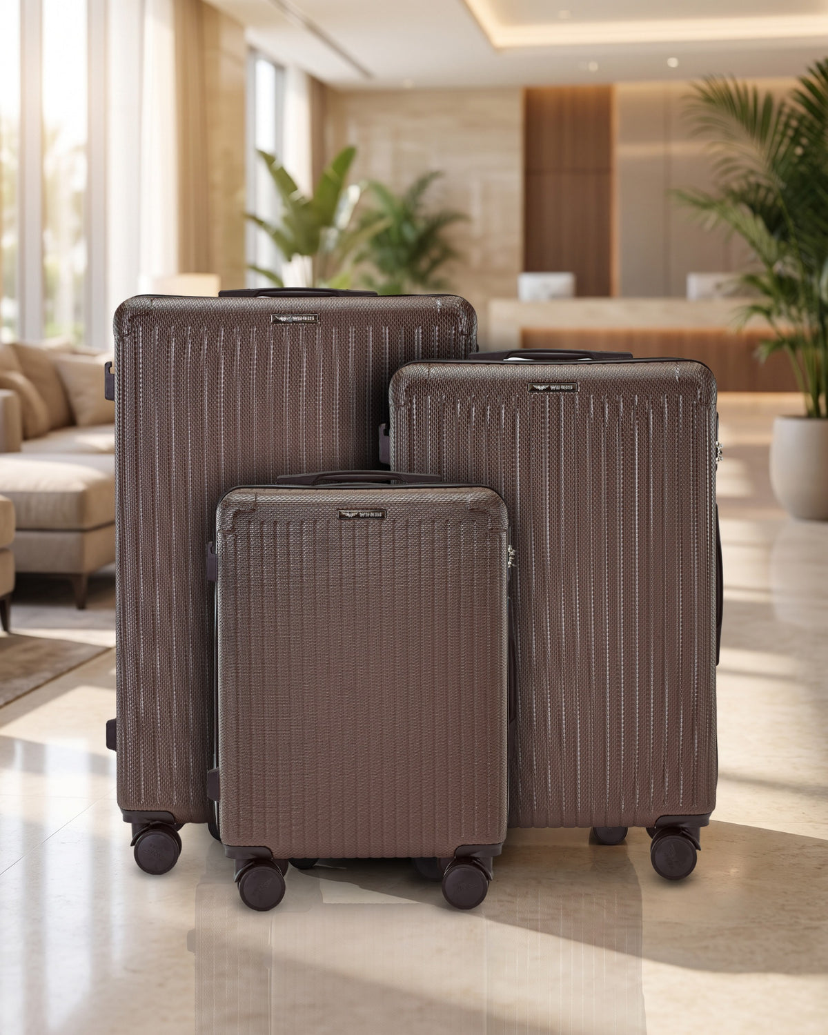 Zestaw 3 walizek WINGS WHIMBREL BROWN w lobby hotelu